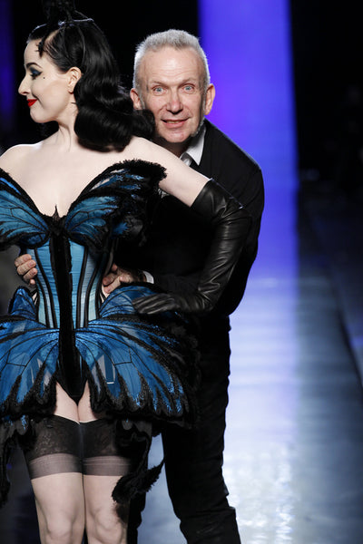 Ailes bleu paon et robe-cape indigo chez Jean Paul Gaultier / Haute Couture printemps-été 2014