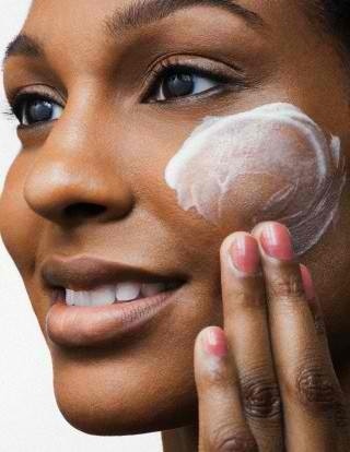 CONSEIL DU JOUR : quelle crème appliquer en premier ? (Visage ou contour des yeux)