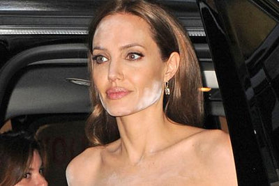 Accident de poudre pour Angelina Jolie !