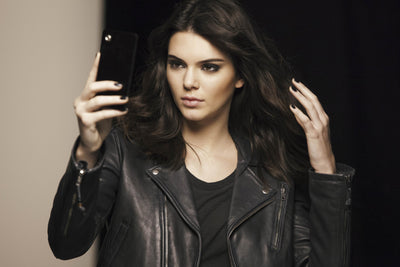 Estée Lauder dévoile le premier film de Kendall Jenner pour Little Black Primer.