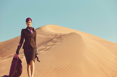 LES NOUVEAUX UNIFORMES D'ETIHAD AIRWAYS ÉLÈVENT LA MODE À BORD AU FIRMAMENT DU GLAMOUR.